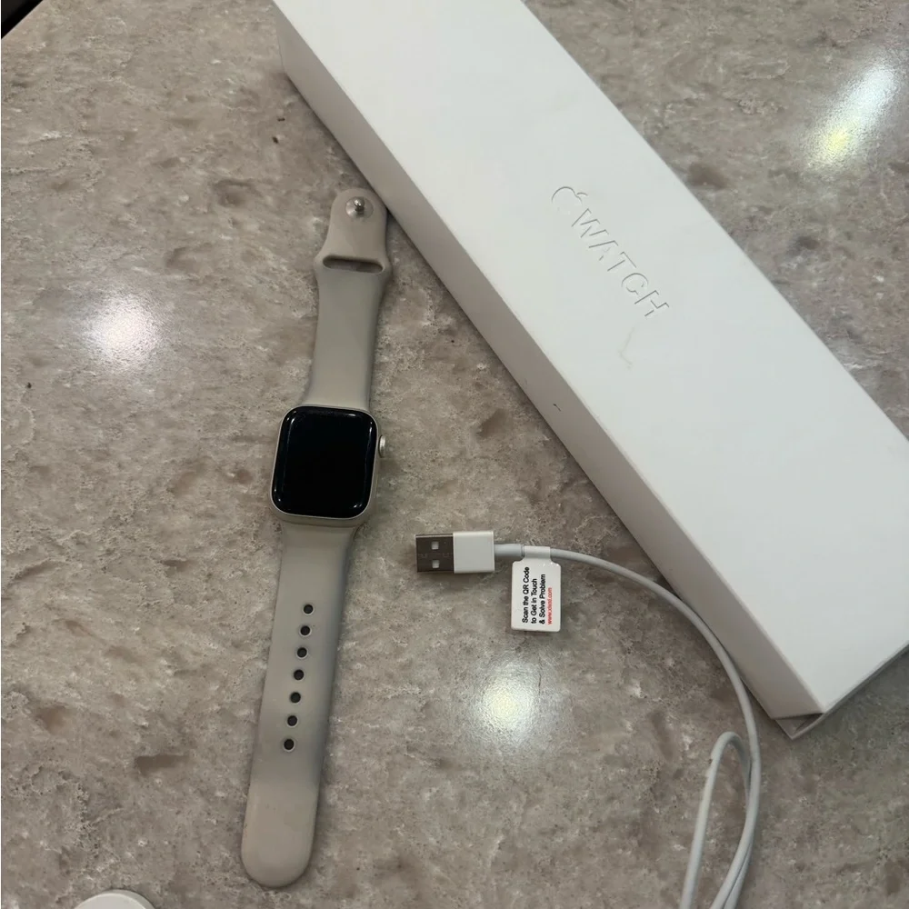 Apple Watch Series 8 41mm Starlight Aluminum Case Sport Band S/M GPS